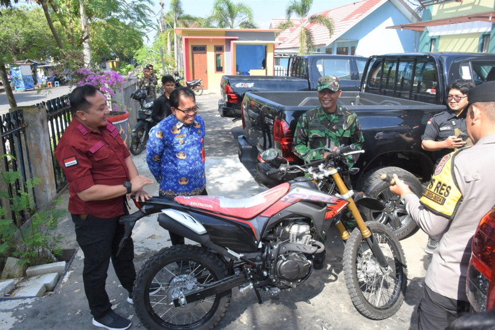 Ketua Dekranasda Ivo Sugianto Sabran Serahkan Souvenir Batik Dayak Kepada Peserta Uci Mtb 7950