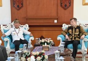 Gubernur Kalimantan Tengah H. Agustiar Sabran mengantar lDuta Besar Federasi Rusia untuk Indonesia, H.E. Mr. Sergei Tolchenov, beserta rombongan kembali ke Jakarta melalui Bandar Udara Tjilik Riwut Palangka Raya, Selasa (7/10/2025).