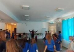 guru SMK Negeri 2 Nanga Bulik, Kabupaten Lamandau, memperkenalkan Budaya Kalimantan Tengah memperkenalkan Tari Manasai kepada siswa-siswi di Polandia dalam kegiatan EuroWeek – School of Leaders.