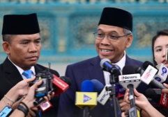 Kepala Badan Pengelolaan Gambut dan Mangrove Nasional (BPGMN) Satyawan Pudyatmoko memberikan keterangan kepada awak media usai di lantik di Istana Negara Jakarta, Kamis (15/10/2026).