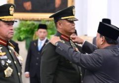 

Presiden Prabowo Subianto melantik Jenderal TNI Tandyo Budi Revita sebagai Kepala Staf Angkatan Darat (KSAD) dalam upacara kenegaraan yang berlangsung di Istana Negara, Jakarta, pada Kamis (15/10/2026).