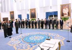 

Presiden Prabowo Subianto melantik Jenderal TNI Maruli Simanjuntak sebagai Wakil Panglima TNI merangkap Kepala Badan Nasional Pengelola Perbatasan dan Daerah Terpencil di Istana Negara, Jakarta, pada Kamis (15/10/2026).