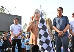 Gubernur Kalteng H Sugianto Sabran melepas peserta Fun Walk Kalteng Berkah di Stadion Panunjung Tarung, Kapuas, Minggu (17/11/2024), 