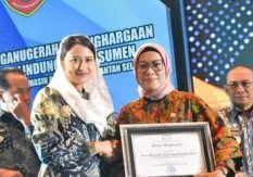 Pj Wali Kota Palangka Raya, Hera Nugrahayu menerima Penghargaan Perlindungan Konsumen 2024 diserahkan Wakil Menteri Perdagangan RI, Dyah Roro Esti Widya Putri di Kota Banjarmasin, Kalimantan Selatan,  Senin (18/11/2024).