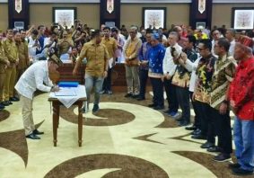 
Gubernur Kalteng H Agustiar Sabran pada penandatangan fakta integritas untuk mendukung peningkatan pendapatan daerah oleh perusahaan di sektor perkebunan dan kehutanan di Aula Jayang Tingang, Kantor Gubernur Kalteng, Senin (20/10/2025).