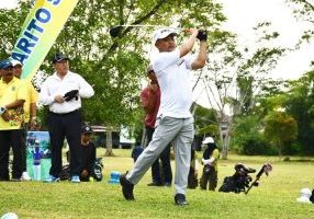 Pukulan bola golf oleh Bupati Eddy Raya Samsuri sebagai tanda dimulainya turnamen golf Bupati Barsel 2025.