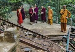 
Sebuah kereta gantung jatuh di sebuah perbukitan wilayah Na Uyana, Sri Lanka, setelah kabel rel penyangga putus pada Rabu (24/9) dini hari waktu setempat.