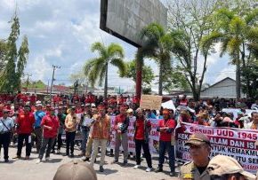 Warga demo tolak PT Agrinas Palma Nusantara di Kantor Bupati Kotim, Rabu (24/9/2025).
