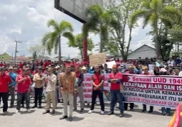 Demo tolak PT Agrinas Palma Nusantara di depan Kantor Bupati Kotim, Rabu (24/9/2025).
