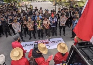 Wagub Kalteng Edy Pratowo didampingi Kepala OPD terkait menemui para pendemo di Halaman Kantor Gubernur Kalteng, Rabu (24/9/2025).