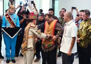 


Gubernur Kalimantan Tengah H Agustiar Sabran memasang kelengkapan pakaian adat dayak kepada Menteri Koperasi (Menkop) Republik Indonesia Ferry Joko Juliantono bersama Jaksa Agung Muda Intelijen (JAM-Intel) Republik Indonesia Reda Manthovani,.