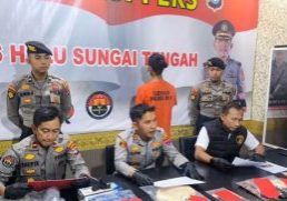 


Kapolres Hulu Sungai Tengah (HST) AKBP Jupri JHP Tampubolon menggelar konferensi pers guna menjelaskan kronologis Tersangka HA (baju oranye) membanting bayi hingga meninggal dunia, di Barabai, Hulu Sungai Tengah, Kalimantan Selatan, Rabu (24/9/2025). 