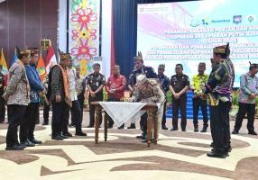 


Penandatanganan Perjanjian Kerja Sama (PKS) antara Kepala Daerah dengan Kepala Kejaksaan Tinggi (Kejati) dan Kepala Kejaksaan Negeri (Kejari) se-Kalimantan Tengah (Kalteng) di Aula Jayang Tingang, Lantai II Kantor Gubernur, Kamis (25/9/2025).