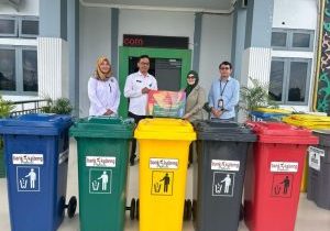 


Pimpinan Bank Kalteng Cabang Utama Palangka Raya Emelia Santi menyerahkan bantuan berupa lima pasang tempat sampah pilah kepada Dinas Lingkungan Hidup (DLH) Kota Palangka Raya, Rabu (23/4/2025).