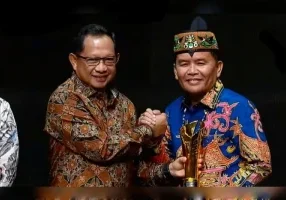 Mendagri Tito Karnavian serahkan Penghargaan Pemimpin Daerah Award (PDA) 2025 dengan Kategori Inovasi Daerah Bidang Pendidikan kepada Gubernur Kalteng Agustiar Sabran di Jakarta, Kamis (28/8/2025) malam.